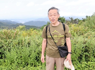 六甲山の研究を続ける六甲歴史散歩会代表の前田康男さん＝六甲山最高峰
