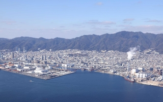 住宅街の背後にそびえる山並み。どれが六甲山？＝２０２２年１月、神戸港上空から撮影
