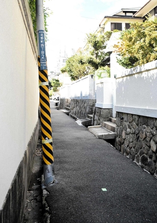 傾いているように見える電柱。周囲には「伝統的建造物」に指定された民家などが並ぶ＝１０日午前、神戸市中央区北野町４