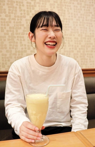 好物のミックスジュースを手に笑う貴田胡花さん＝神戸市垂水区