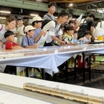 走る鉄道車両模型に見入る子どもたち＝神戸市北区、神鉄鈴蘭台車庫
