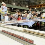 鉄道模型に夢中になる子どもたち＝神鉄鈴蘭台車庫