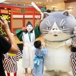 「かなしきデブ猫ちゃん」のマルも来場者を盛り上げた＝神戸市北区日の峰２