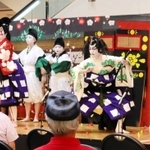 舞台上で堂々とした演技を披露する「六甲丹生かぶき」のメンバーたち＝神戸市北区日の峰２