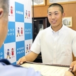 高齢女性の保護に尽力した育英高校１年の石地広樹さん＝兵庫署