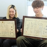 ひき逃げ容疑者の早期逮捕に貢献した片山佳菜さん（左）と新開亘輝さん＝兵庫署