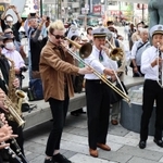パレードの出発を軽快な演奏で盛り上げるプレーヤー＝神戸市中央区加納町４（撮影・中西大二）