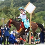 氏子らが見守る中で奉納された流鏑馬神事＝北区山田町中、六條八幡宮