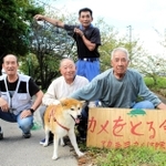アカミミガメ捕獲に取り組んだメンバー＝神戸市西区岩岡町