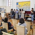 神戸大学放送委員会のメンバーらによる読み聞かせ会の会場に登場したマル＝神戸文学館