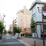 本願寺神戸別院（右）前など通りで演奏会を開く花隈・宇治川地域＝中央区下山手通８（撮影・小野坂海斗）