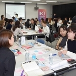 女性起業家支援のワークショップで意見交換する参加者＝中央区東川崎町１