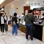 洋菓子店やパン店が立ち並ぶ店内＝神戸市西区糀台５