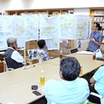 駅名を議論する全国駅名研究会神戸支部のメンバーら＝中央区元町通４