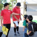 下校途中の児童たちを見守る日和佐篤選手（手前）と山下裕史選手＝神戸市東灘区御影石町３