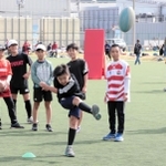 狙いを定めてボールを蹴る子ども＝神戸市東灘区御影浜町