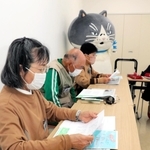 ４年ぶりに開催された新聞音読会にデブ猫「マル」が登場した＝名谷南会館