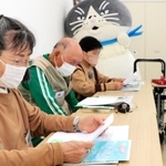 神戸新聞名谷中央専売所が開催する新聞朗読会に、デブ猫「マル」が登場した＝神戸市須磨区竜が台５、名谷南会館