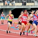 力走する女子１区の選手たち＝三木総合防災公園陸上競技場