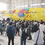 多くの来場者を前に、サプライズでスカイマークの格納庫に登場した「ピカチュウジェット」＝神戸空港