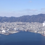住宅街の背後にそびえる山並み。どれが六甲山？＝２０２２年１月、神戸港上空から撮影