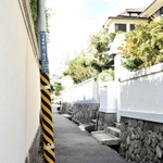 傾いているように見える電柱。周囲には「伝統的建造物」に指定された民家などが並ぶ＝１０日午前、神戸市中央区北野町４