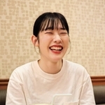 好物のミックスジュースを手に笑う貴田胡花さん＝神戸市垂水区