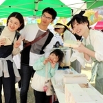 大盛況だった「誠子食堂」で、家族連れとの記念撮影に笑顔で応じる尼神インターの誠子さん＝神戸市兵庫区、湊川公園