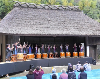 現存する国内最古の農村歌舞伎舞台で、和太鼓演奏を披露する生徒たち＝神戸市北区淡河町北僧尾