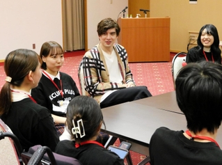 学生からの質問に答える城田優さん＝神戸市西区学園東町９、神戸市外国語大学