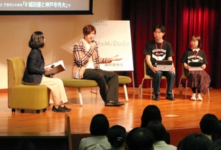 学生からの質問に答える城田優さん＝神戸市西区学園東町９、神戸市外国語大学