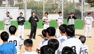 １８年ぶりのリーグ優勝を果たした阪神タイガースＯＢによる野球教室＝住吉小学校