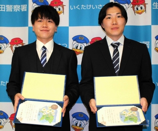 のじぎく賞を受け取った大沢龍貴さん（左）と西山翔太さん＝生田署