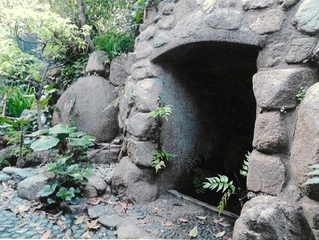 市内に残る防空壕の一つ＝神戸市長田区平和台町（市提供）