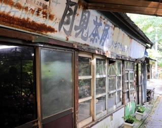 創業１００年の歴史を感じる月見茶屋＝高取山