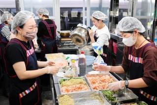 温かいご飯を食べさせようと給食を仕込むオモニ会＝神戸市中央区脇浜町１
