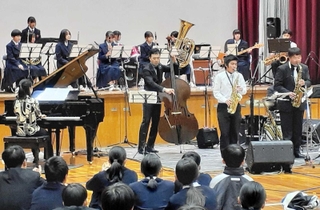壇上の吹奏楽部と共演。体育館が一体となった＝唐櫃中学校