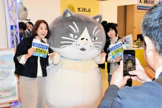 マルとの記念撮影で笑顔を見せるランナー＝神戸国際展示場