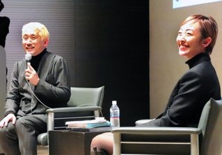 衣装への思いを語った桜井利彦さん（左）と松丸千枝さん＝神戸市中央区脇浜海岸通１
