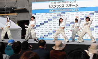 特設ステージでダンスを披露する伊川谷北高校ダンス部＝１９日午後、ポートアイランド市民広場