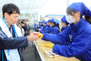 福島県産の具材を使ったみそ汁の炊き出しをランナーたちに振る舞う高校生ら＝１９日午後、中央区港島中町６（撮影・鈴木雅之）