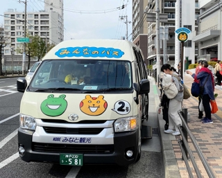 赤ちゃん連れの親子から高齢者まで幅広い世代が利用している「みんなのバス」＝兵庫区荒田町１