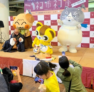 全国最大級のネコイベント「ネコ市ネコ座」のステージに立つマル＝デザイン・クリエイティブセンター「ＫＩＩＴＯ」