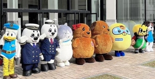 官公庁のマスコットキャラクターと記念撮影するマル（左から４番目）＝神戸税関