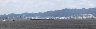 大阪方面から望む六甲山。かつて「向こうの山」と呼ばれたという（大阪・舞洲から撮影）