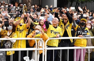 沿道から声援を送る阪神ファン＝神戸市中央区（撮影・三津山朋彦）