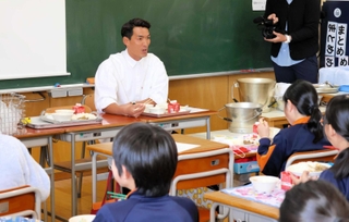 児童と給食の時間を楽しむヴィッセル神戸ＯＢの槙野智章さん＝井吹の丘小