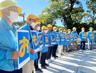 ２００万人のおもてなし達成を祝うＫＯＢＥ観光ガイドボランティアのメンバー＝北野町広場