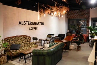２人で選んだインテリアが並ぶ「Ａｌｓｔｅｒ＆Ｇａｒｔｅｎ」＝神戸市東灘区御影１