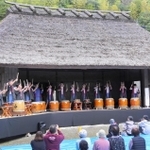現存する国内最古の農村歌舞伎舞台で、和太鼓演奏を披露する生徒たち＝神戸市北区淡河町北僧尾